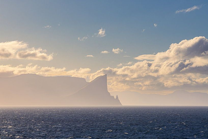 Vue sur les rochers des îles Féroé avec des nuages par Rico Ködder
