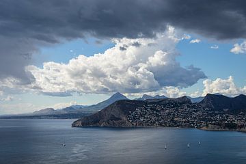 Nuages de pluie dramatiques et la côte méditerranéenne