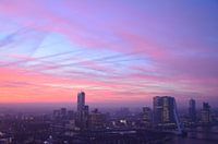 Karmozijn gekleurde lucht boven Rotterdam