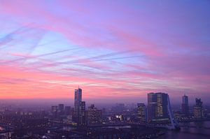 Karmozijn gekleurde lucht boven Rotterdam van Marcel van Duinen