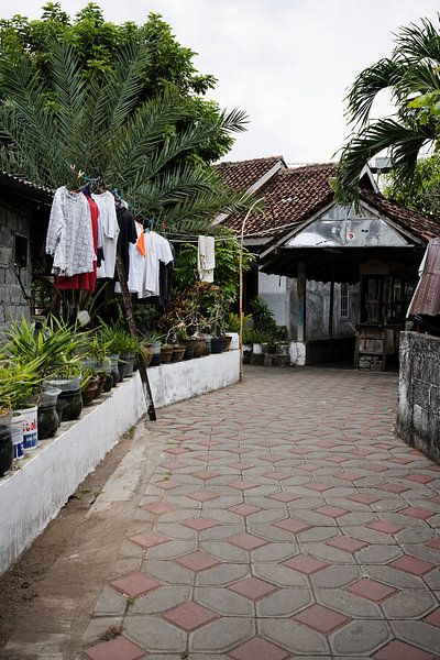 Ein friedlicher Morgen in einer kleinen javanesischen Gasse von Frank Photos