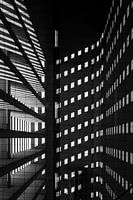 Abstraction en noir et blanc d'un immeuble de bureaux