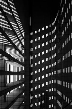 Zwart-wit abstractie van een kantoorgebouw van Andreas Gronwald