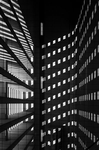 Zwart-wit abstractie van een kantoorgebouw van Andreas Gronwald