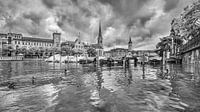 Pittoreske oude stad gezien vanaf een rivier in Zürich
