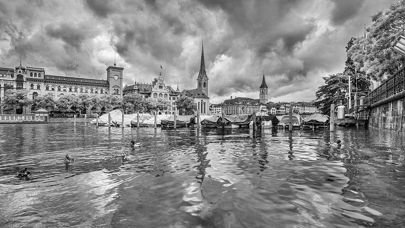 Malerische Altstadt von einem Fluss aus gesehen in Zürich von Tony Vingerhoets