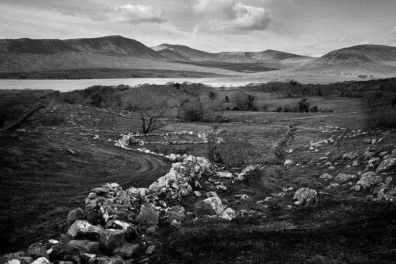 Irische Landschaft in Schwarz und Weiß von Bo Scheeringa Photography