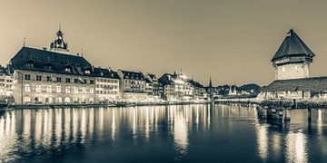 Luzern met de Kapelbrug bij nacht - monochroom van Werner Dieterich