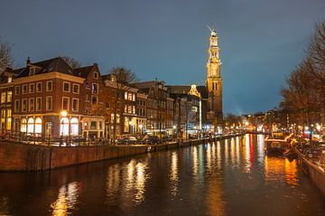 Amsterdam Prinsengracht met de Westerkerktoren bij nacht