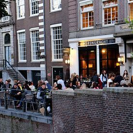 Terras aan de gracht van Mirjam de Jonge