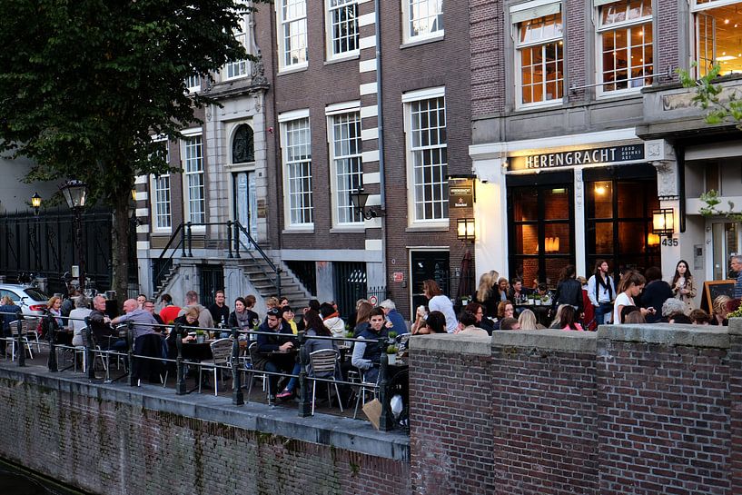 Terras aan de gracht par Mirjam de Jonge