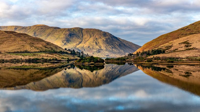 De reflecties van Killary Fjord - Ierland van Peter Bijsterveld