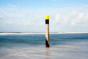 Strandpaal omringd door water