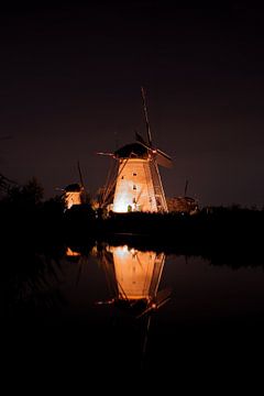 Verzauberte Nacht: Die beleuchtete Windmühle von Kinderdijk von Martijn de Waal
