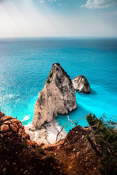 Rotsen in de turquoise zee van Zakynthos Grichenlnd Mizithres Beach van Fotos by Jan Wehnert