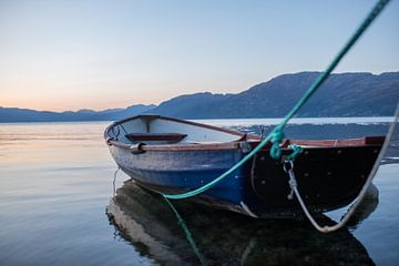 bootje in een fjord van Mariska Nauta
