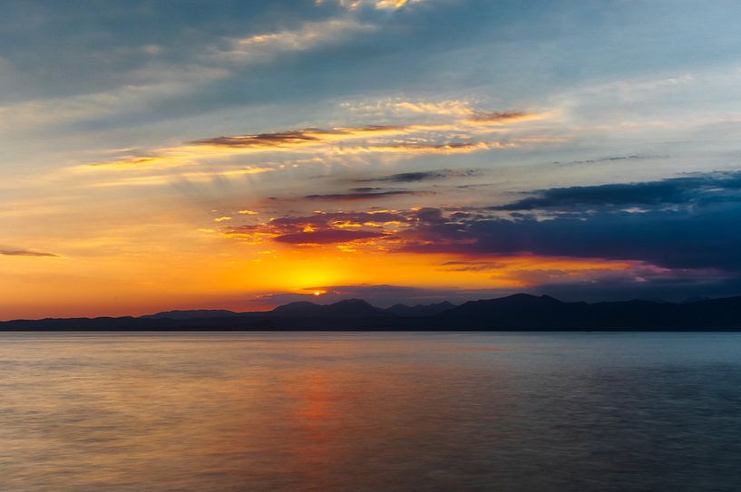 Zonsondergang aan het Gardameer / Bergmeer van Kevin Baarda
