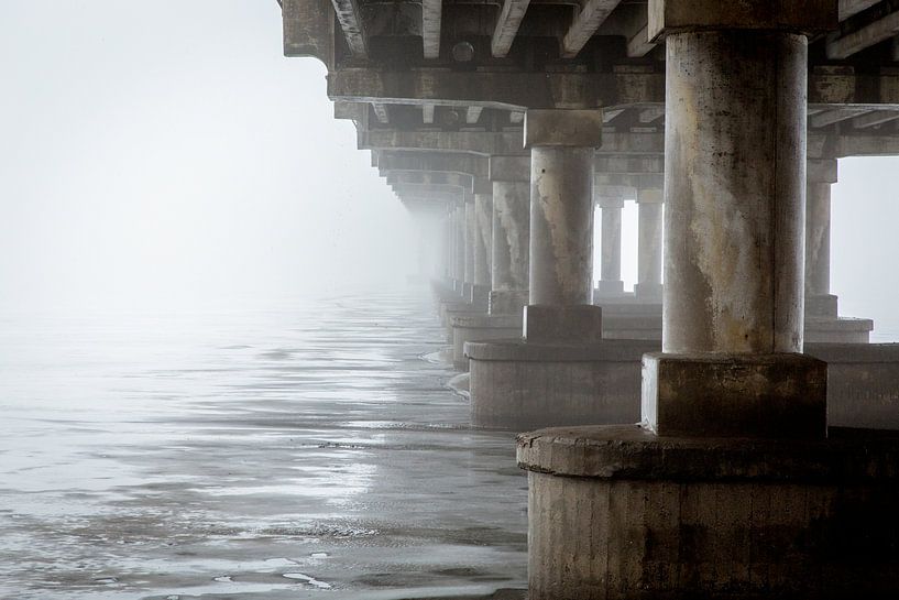 Brug in de mist van Julian Buijzen