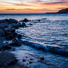 Zee bij kleurrijke zonsondergang van Joke Van Eeghem