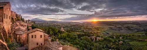Montepulciano panorama bij zonsondergang