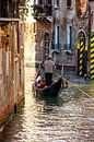 Gondel in de grachten van Venetie, Italie van Marco Leeggangers thumbnail