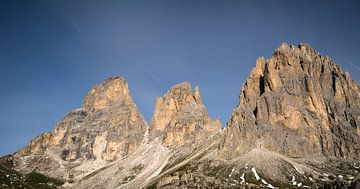 Het Langkofelmassief bij nacht, met sterrensporen tussen de wolken
