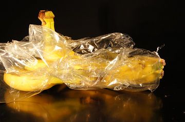 bananen met plastic verpakking van Marion Hesseling