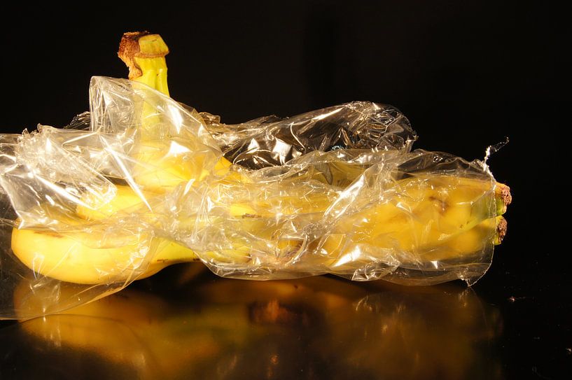 Bananen mit Plastikverpackung von Marion Hesseling
