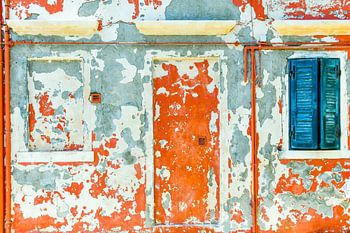 Diese Wand auf der sonst farbenfrohen Insel Burano in Venedig hat einen neuen Anstrich nötig