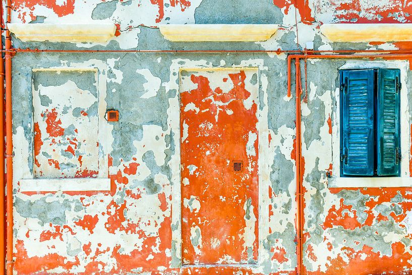 Ce mur sur l'île de Burano à Venise, par ailleurs très colorée, a besoin d'une nouvelle couche de pe par Lars-Olof Nilsson