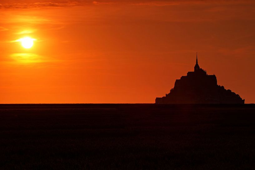 Le Mont-Saint Michel silhouet bij zonsondergang van Frank Herrmann