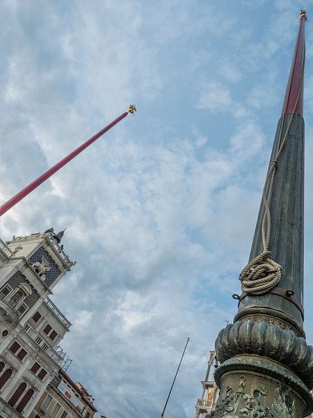 Masten op het San Marcoplein by Raymond Schrave
