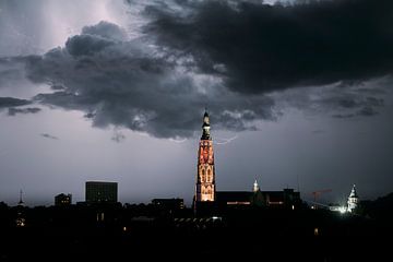 Bliksem met de grote kerk van Breda van Desmond Berger