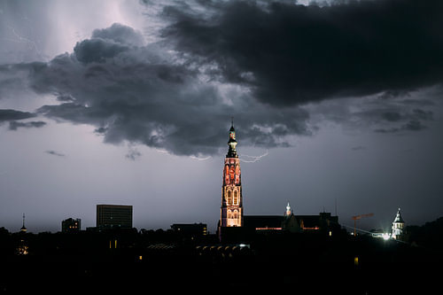 Éclair avec la Grande Église de Breda