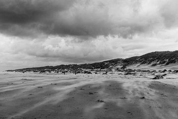 Beach De Cocksdorp Texel en noir et blanc sur Suzanne Spijkers