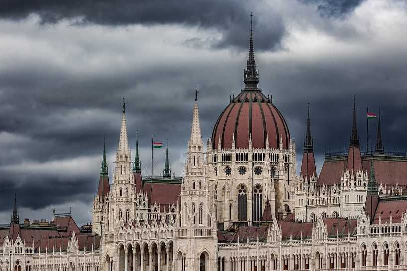 Das ungarische Parlament in Budapest an der Donau von Roland Brack