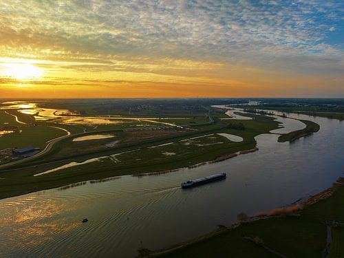 Schip op de IJssel tijdens zonsondergang van bovenaf gezien