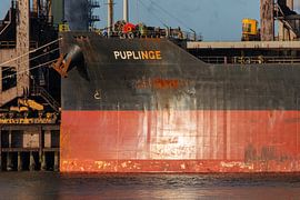 A seagoing vessel is moored at the quay by scheepskijkerhavenfotografie
