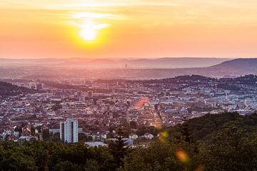 Uitzicht vanuit Birkenkopf over Stuttgart bij zonsopgang van Werner Dieterich