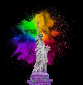  Freiheitsstatue mit bunten Regenbogen Holi Farbe Staub Explosion isoliert auf schwarzem Hintergrund von Maria Kray