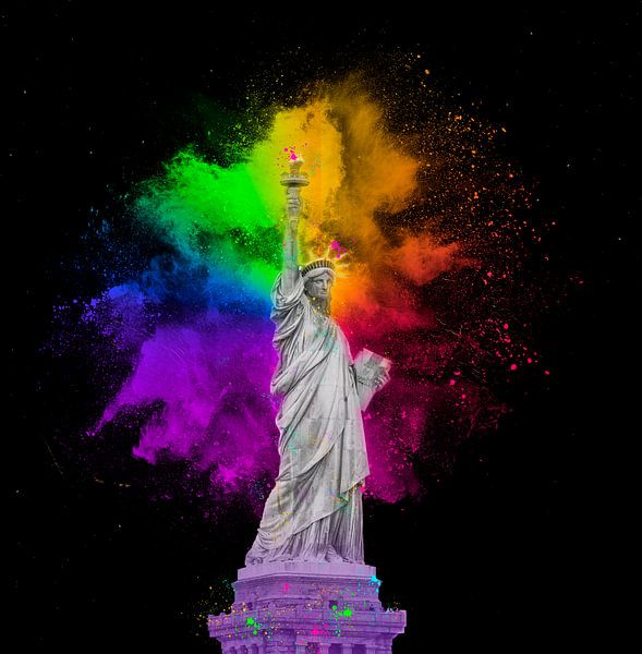 Freiheitsstatue mit bunten Regenbogen Holi Farbe Staub Explosion isoliert auf schwarzem Hintergrund von Maria Kray