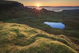 The Quiraing auf der Skye zum Sonnenaufgang von Jean Claude Castor
