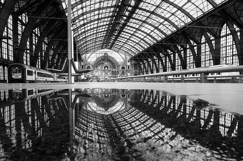 Réflexion sur la gare d'Anvers