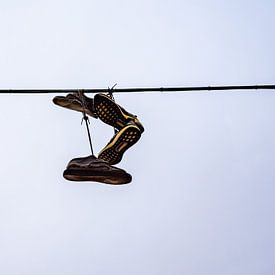 Oude sportschoenen op een hoogspanningslijn in de lucht Levenskunst van Animaflora PicsStock