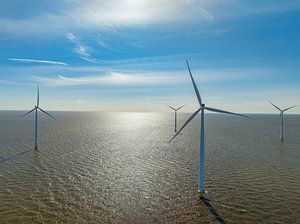 Windturbinen in einem Offshore-Windpark produzieren Strom