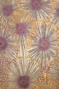 Abstrakte Blumen in Lila und Gold