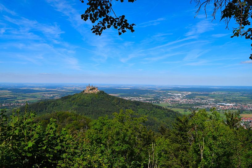Le château de Hohenzollern sur une colline verte par Studio LE-gals