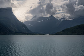 Sfeervolle fotoprint van het Eresfjord met zicht op de Jamtetinden en Nebba van Dylan Winter Visuals