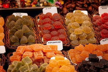 op de markt in Barcelona ligt een brede variatie snoepjes van fruit te koop van Hans de Waay