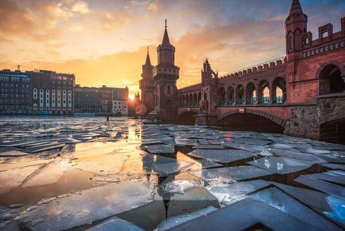 Berlijnse Oberbaumbrücke met ijs op de Spree